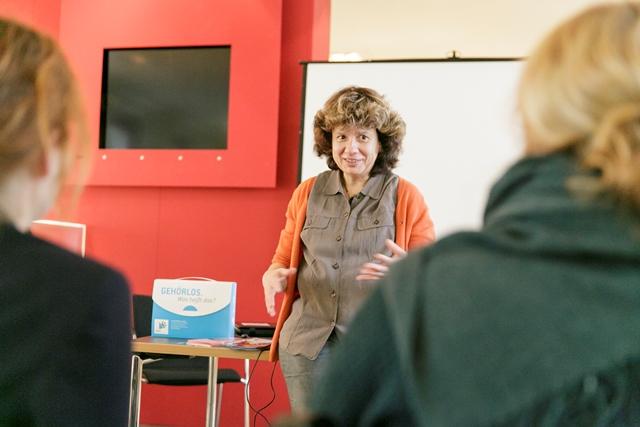 Das Foto zeigt Petra Blochius, Geschäftführerin der Frankfurter Stiftung für Gehörlose und Schwerhörige