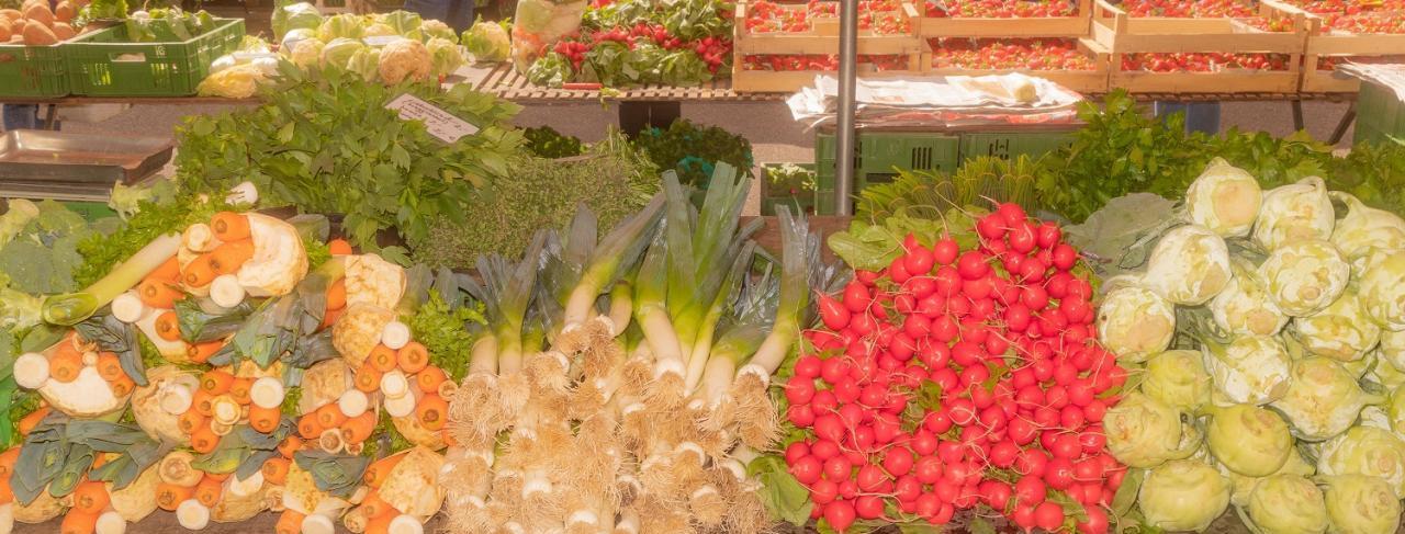Frisches Gemüse in leuchtenden Farben auf dem Höchster Wochenmarkt