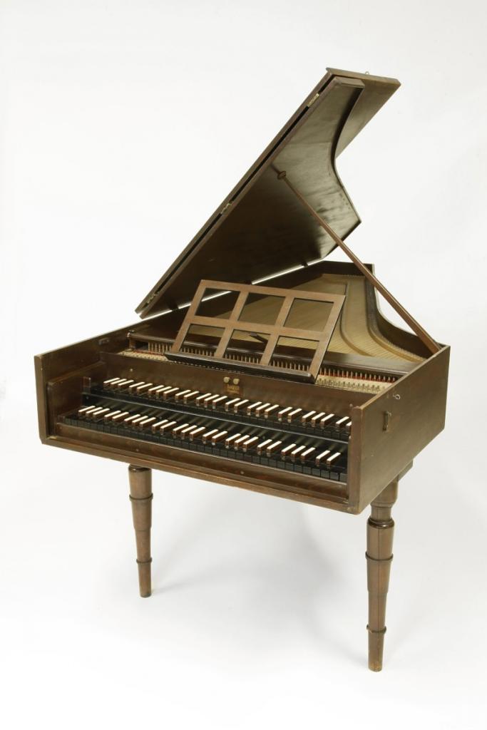 Das Foto zeigt das 2-manualige Cembalo der Firma Neuwert von 1935 aus dem Besitz des Komponisten Bernhard Heiden