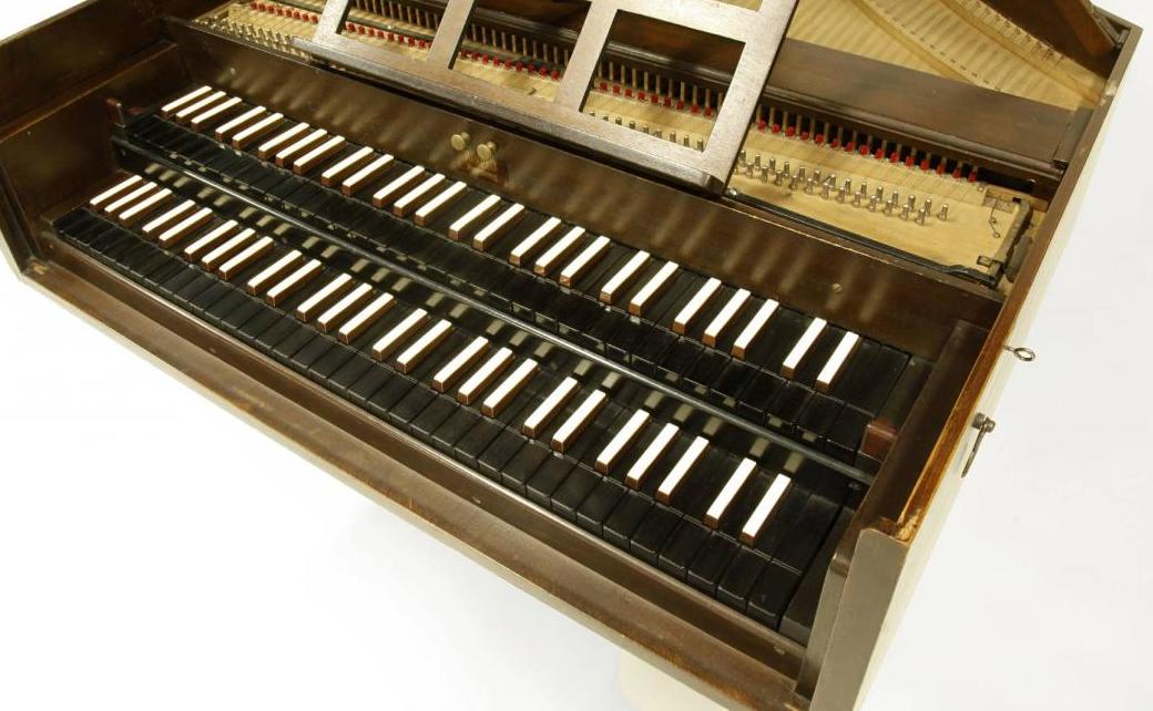 Das Foto zeigt ein Detail des 2-manualigen Cembalo der Firma Neupert aus dem Besitz des Komponisten Bernhard Heiden von 1935