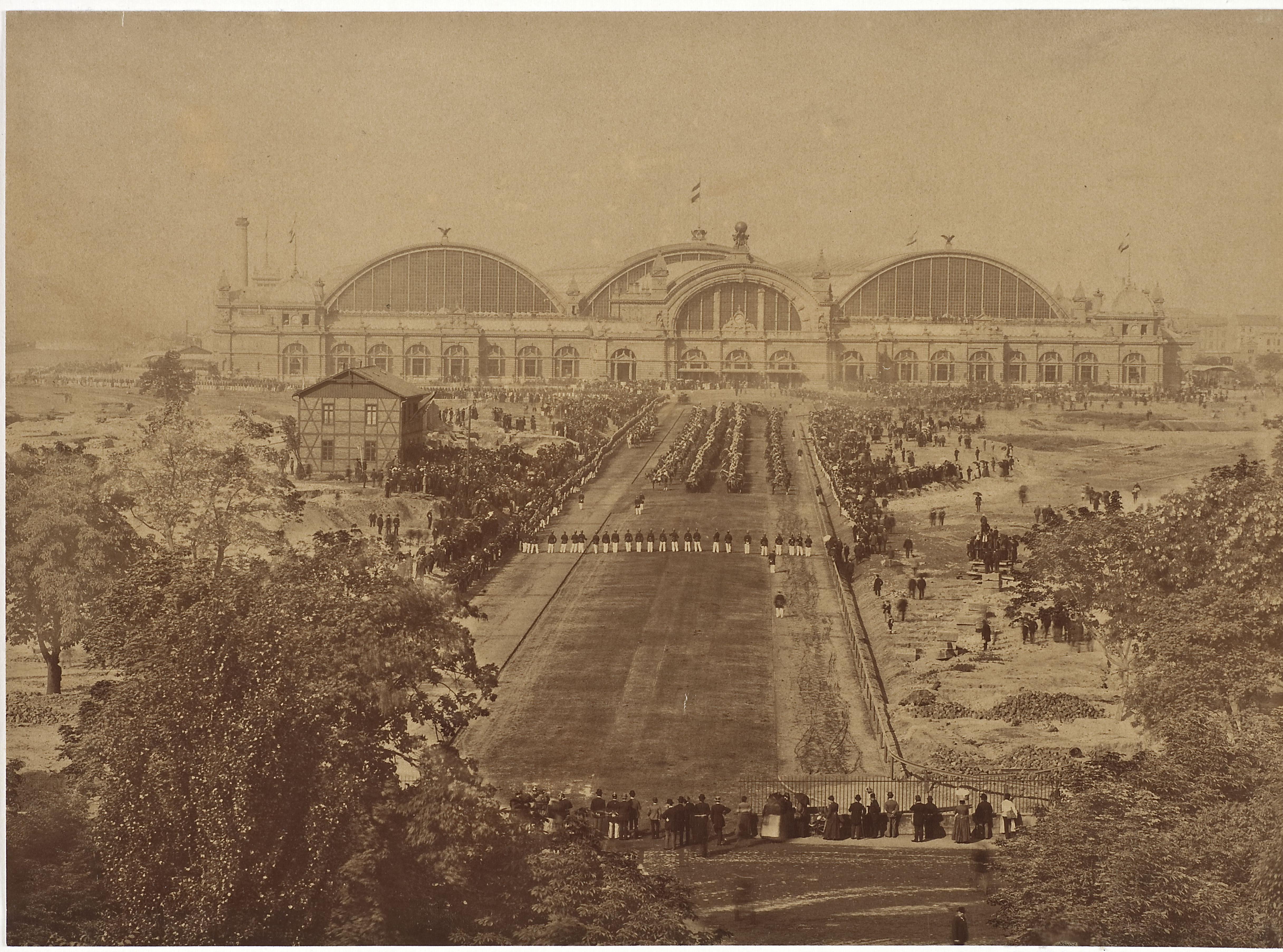 Dieses Bild zeigt ein Foto der Parade zum Empfang König Humberts I. von Italien im Mai 1889 vor dem Hauptbahnhof