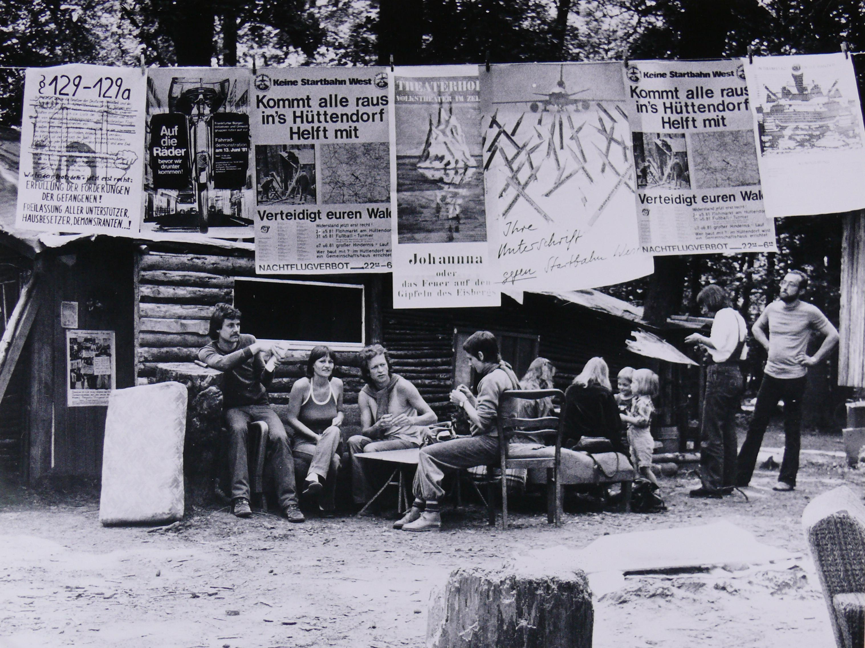 Das Foto zeigt eine Szene aus dem Hüttendorf, Proteste gegen die Startbahn West 1981