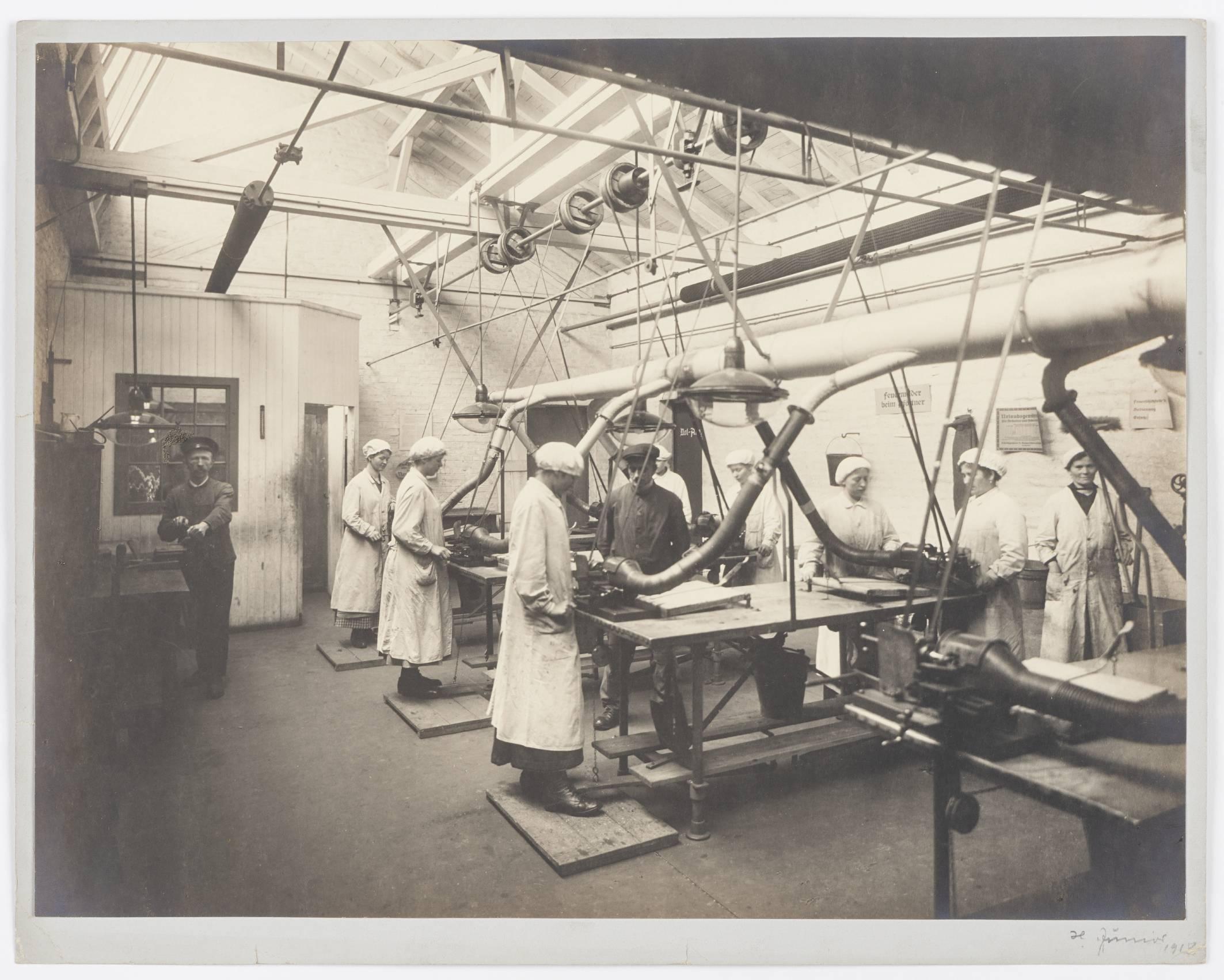 Das historische Foto zeigt mehrere Personen bei der Arbeit in der David Stempel AG.