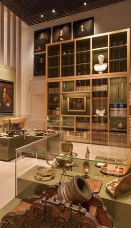 Blick auf die Sammlung Waldschmidt mit Messgeräten und Bibliothek in Vitrinen