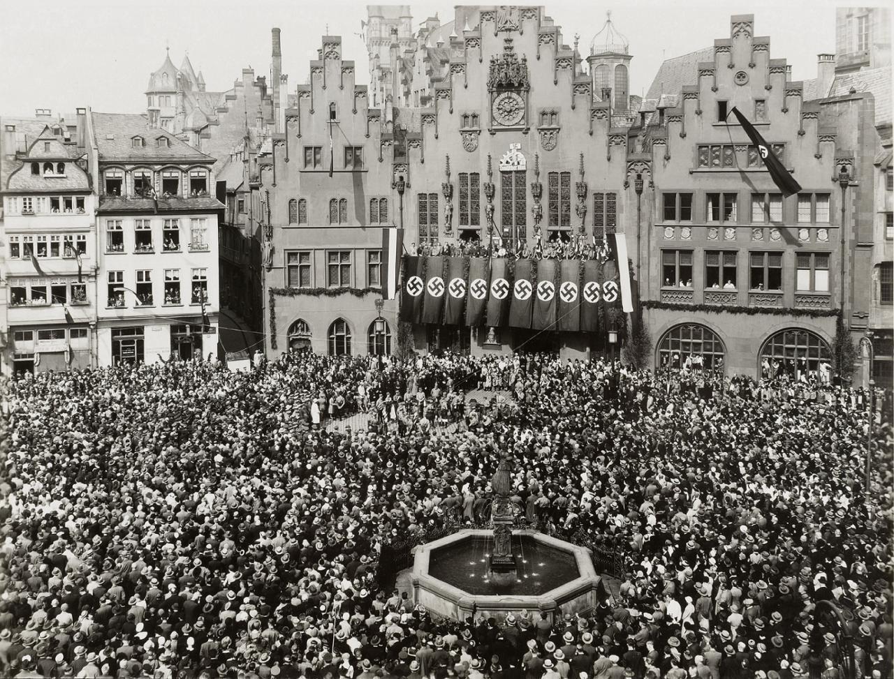 „Tag der nationalen Arbeit“ am 1. Mai 1933, Kundgebung auf dem Frankfurter Römerberg, Fotografie von Leonhard Kleemann, © HMF