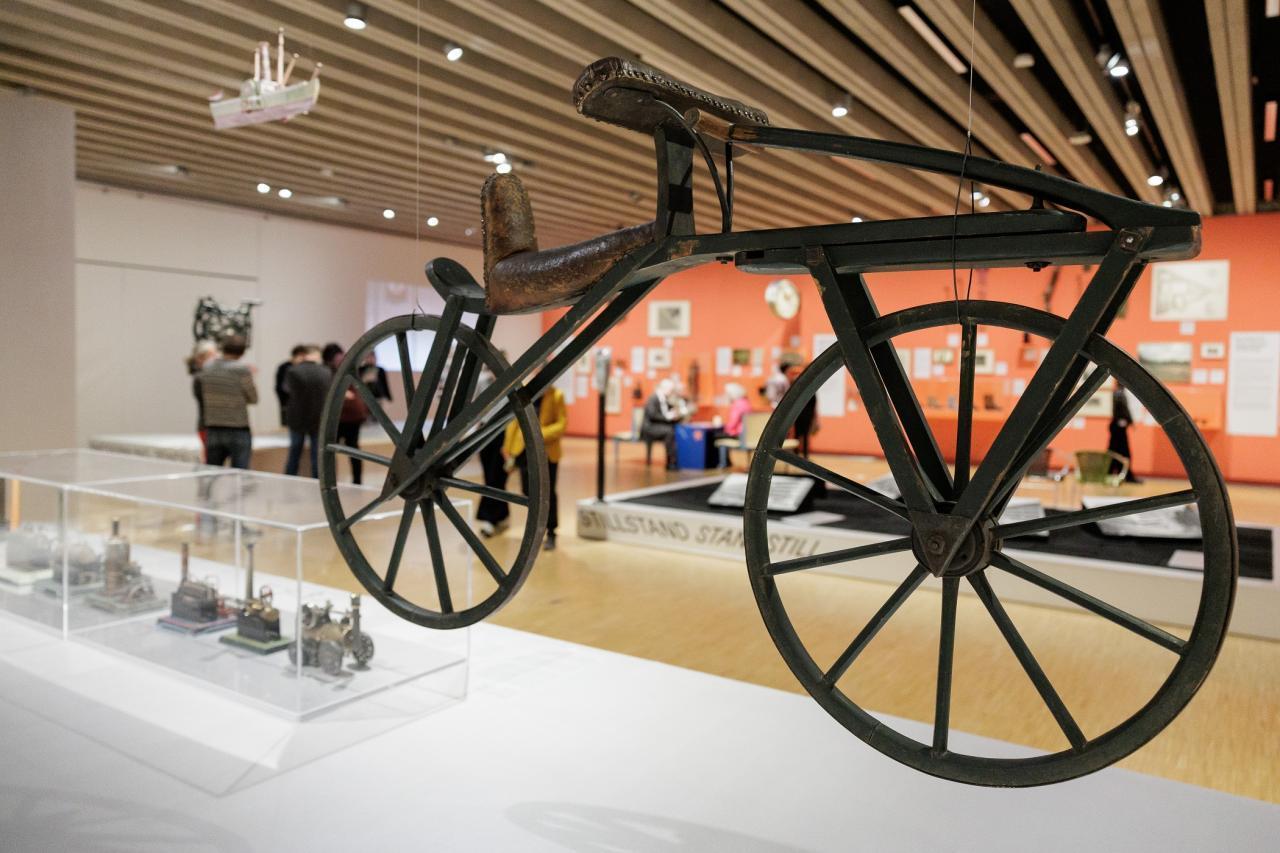 Die 200 Jahre alte Laufmaschine in „Bewegung! Frankfurt und die Mobilität“ © HMF, Stefanie Kösling