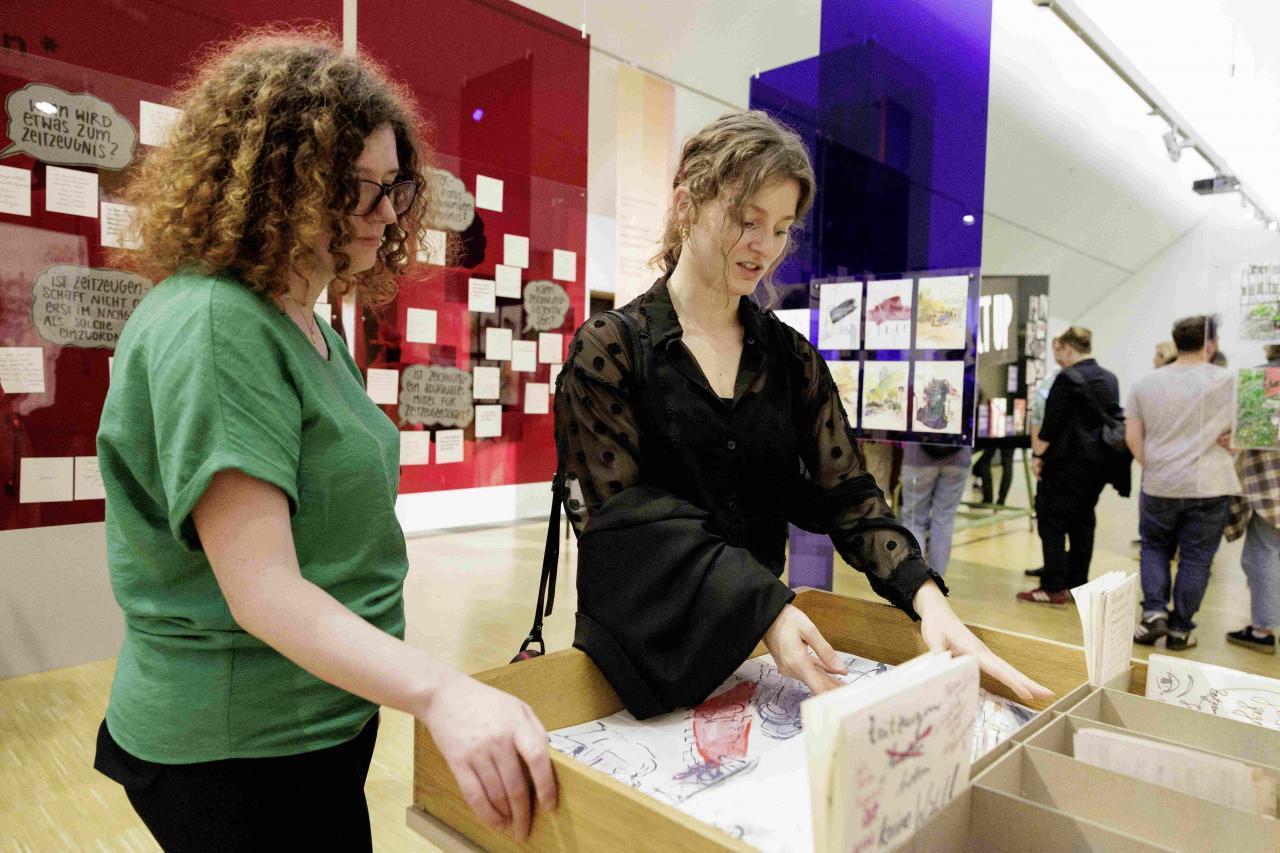 In der Ausstellung „Zeitzeugenschaft Ein Erinnerungslabor“ © HMF, Stefanie Kösling