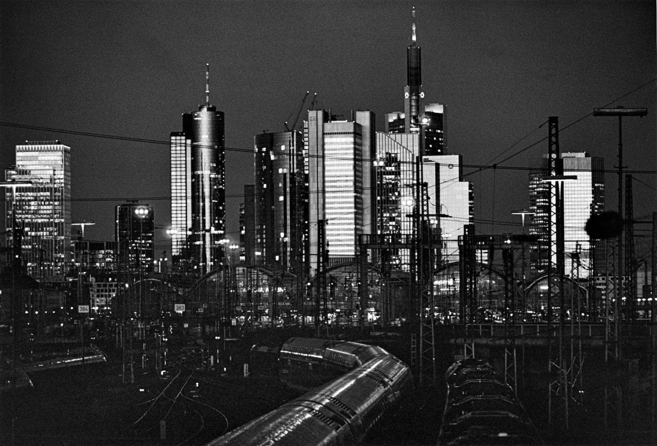 Ein Foto der Silhouette Frankfurts bei Nacht, vom Hauptbahnhof aus gesehen.