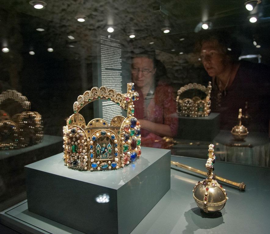 Die Krönungsinsignien in der Schatzkammer Stauferzeit © HMF Petra Welzel