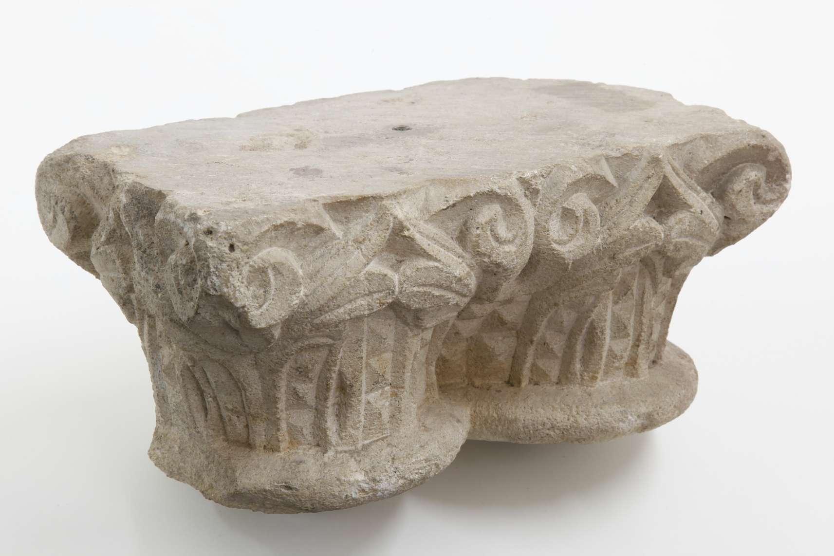 Das Foto zeigt ein Staufisches Doppelkapitell aus Stein